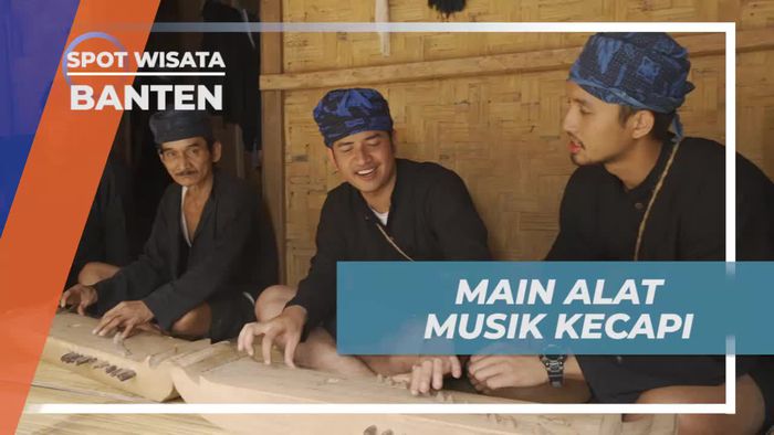 Mencoba Alat Musik Kecapi Bersama Warga Suku Baduy di Banten