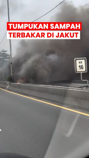 Video: Asap Kebakaran Sampah di Papanggo Membubung Masuk Tol Warakas