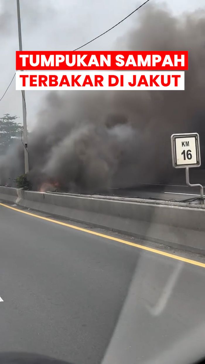 Video: Asap Kebakaran Sampah di Papanggo Membubung Masuk Tol Warakas