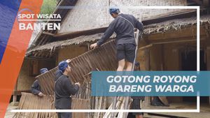 Bersama Warga Banten, Perbaiki Atap Rumah dengan Gotong Royong