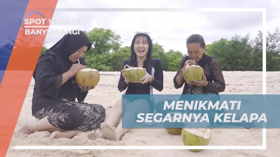 Menyegarkan Diri dengan Air Kelapa di Pantai Pulau Tabuhan di Banyuwangi
