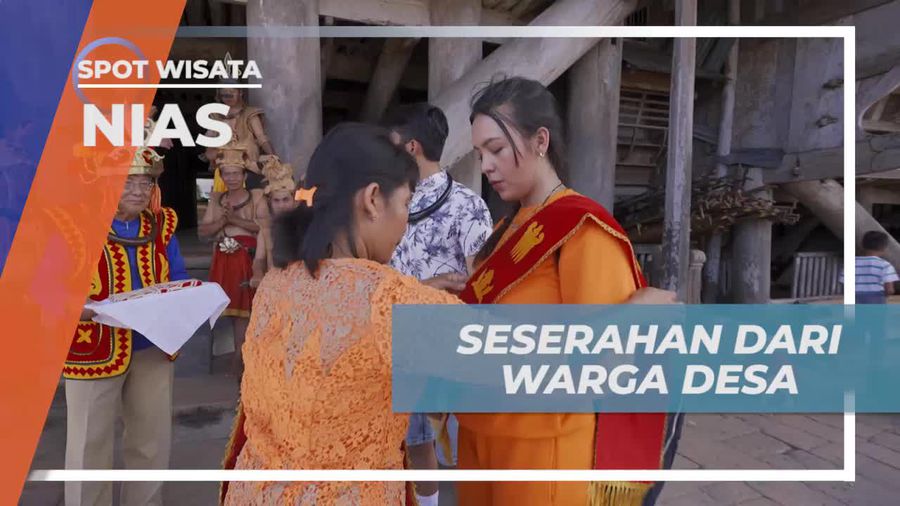Mendapatkan Seserahan Khas Dari Warga Desa Bawomataluo, Nias