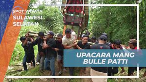 Mengangkat Peti Jenazah dalam Upacara Mang Bulle Patti di Sulawesi Selatan