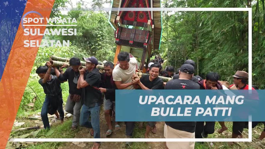 Mengangkat Peti Jenazah dalam Upacara Mang Bulle Patti di Sulawesi Selatan