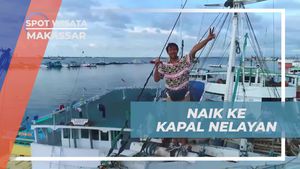 Menaiki Kapal Nelayan Menikmati Pemandangan Dermaga di Makassar