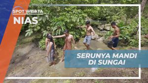 Bergembira Mandi Bersama di Sungai Desa Bawomataluo, Nias