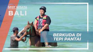 Berkuda di Tepi Pantai Serangan, Bali