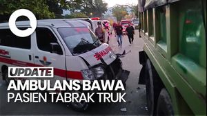 Video Ambulans Bawa Pasien Tabrak Truk Sedang Parkir di Padang