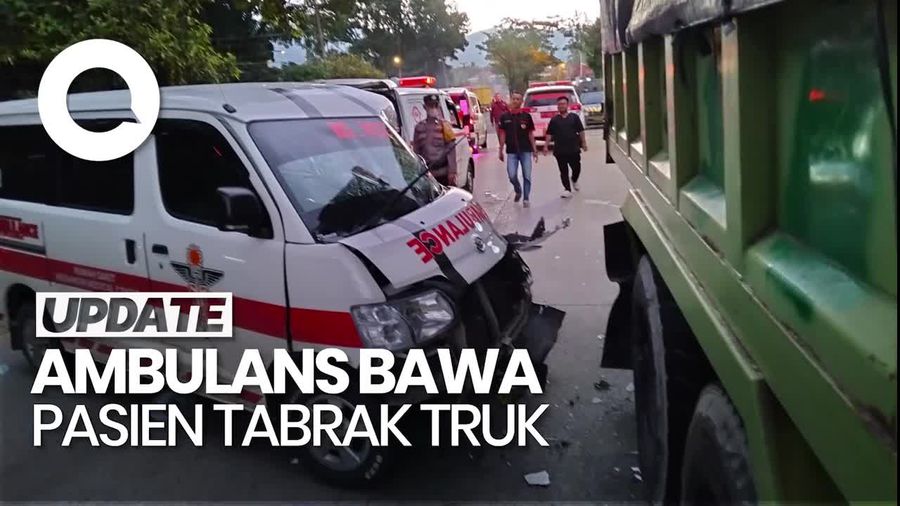 Video Ambulans Bawa Pasien Tabrak Truk Sedang Parkir di Padang