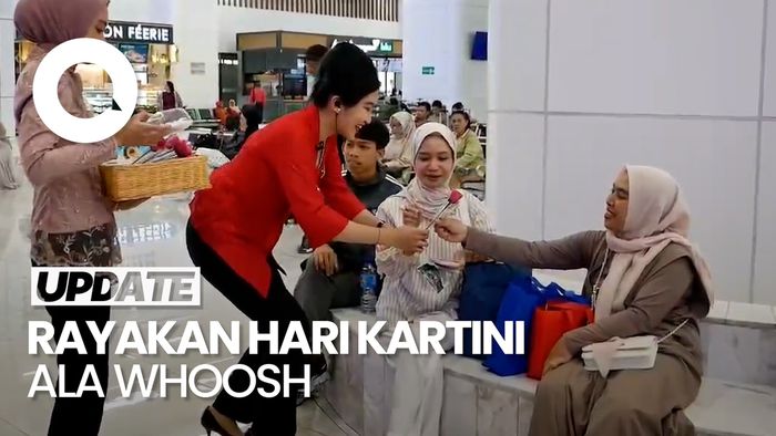 Video: Hari Kartini, Petugas Wanita Berkebaya di Stasiun Whoosh Bagikan Hadiah