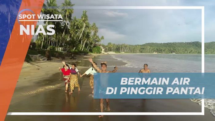 Menghabiskan Waktu Bermain Air di Pinggir Pantai yang Ceria, Nias