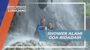 Merasa Segar di Bawah Shower Alami Goa Bidadari, Lumajang