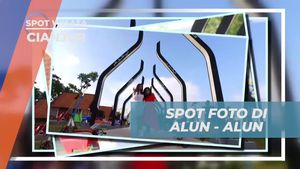 Berpose Ceria di Spot Foto Alun-Alun Cianjur