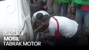 Video: Pemotor Ditabrak hingga Masuk Kolong Mobil di Jalan Pemuda Semarang 