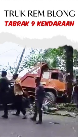 Video: Truk Angkut Besi Alami Rem Blong Tabrak 9 Kendaraan di Sumbar