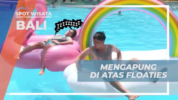 Bersantai Mengapung di Floaties yang Nyaman di Kolam Hotel Bali