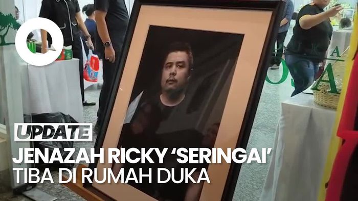 Video: Momen Jenazah Ricky Siahaan Tiba di Rumah Duka 