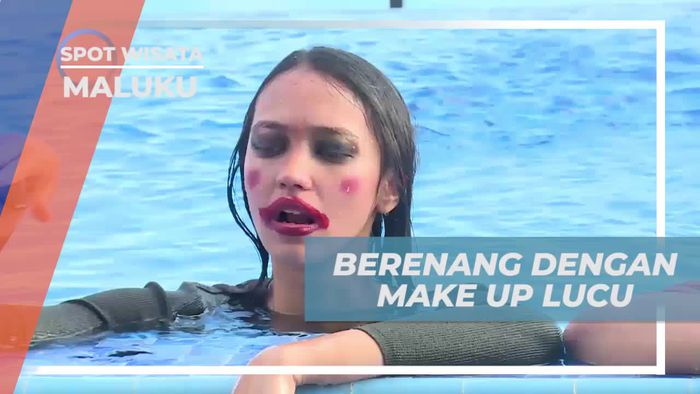 Berenang Sambil Berdandan di Kolam Hotel di Maluku