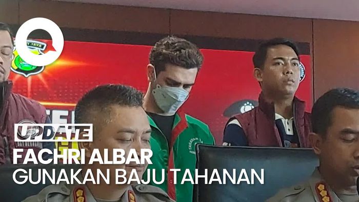 Video: Fachri Albar Tertunduk Lesu Kenakan Baju Tahanan