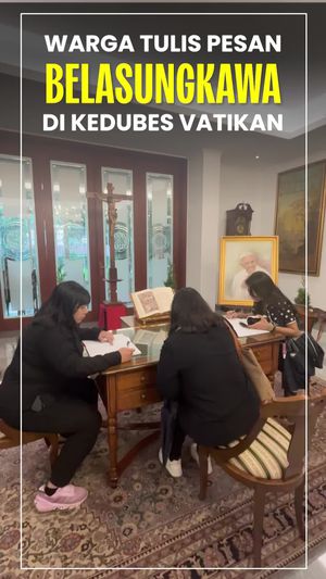 Video: Momen Khidmat saat Warga Doakan Paus Fransiskus di Kedubes Vatikan