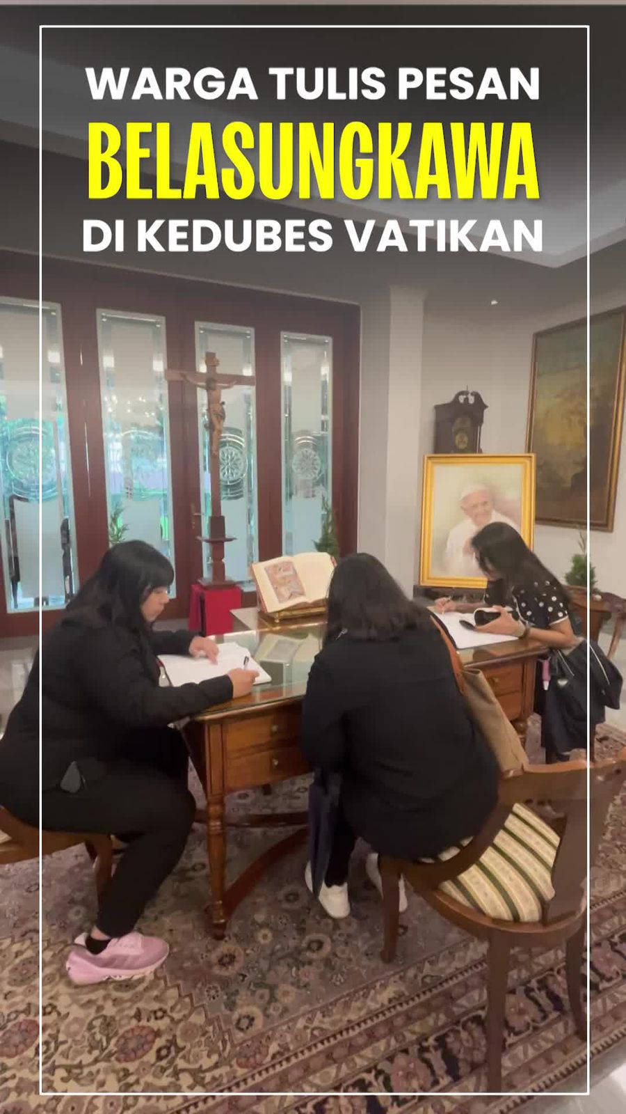 Video: Momen Khidmat saat Warga Doakan Paus Fransiskus di Kedubes Vatikan