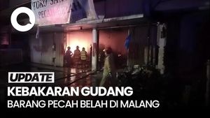 Video: Kebakaran Hebat Melanda Gudang Barang Pecah Belah di Malang