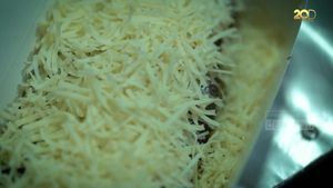 Manisnya Kue Balok Lumer dan Pho Real Khas Vietnam
