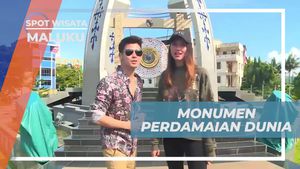 Berfotografi di Monumen Perdamaian Dunia di Ambon, Maluku