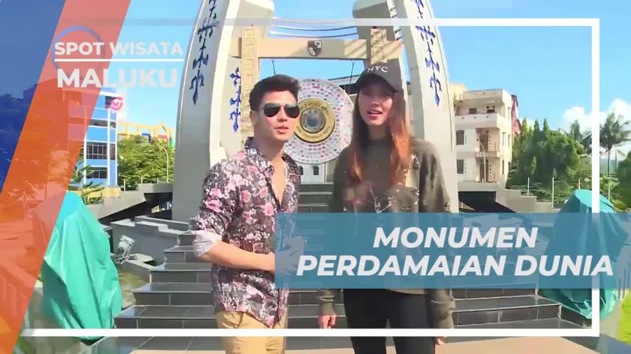 Berfotografi di Monumen Perdamaian Dunia di Ambon, Maluku