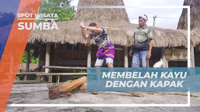 Belajar Membelah Kayu dengan Kapak di Sumba