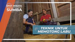 Memotong Labu dengan Teknik Unik di Desa Prai Ijing, Sumba