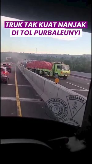 Video Truk Tabrak Truk di Tol Purbaleunyi gegara Salah Oper Gigi