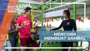 Membuat Rujak Khas Ambon Setelah Bersantai di Pantai Natsepa, Maluku