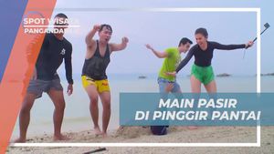 Bermain Pasir Selama Liburan di Pantai Pasir Putih, Pangandaran