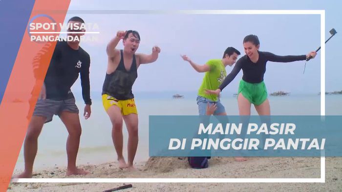 Bermain Pasir Selama Liburan di Pantai Pasir Putih, Pangandaran