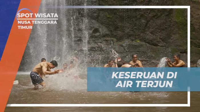 Mengalami Keseruan Mandi di Air Terjun Bersama Warga Setempat di Nusa Tenggara Timur