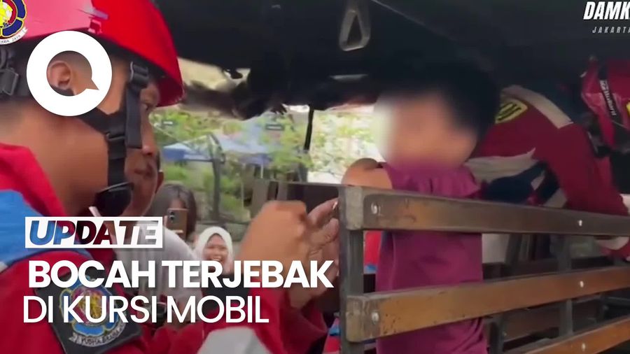 Video: Damkar Jaktim Evakuasi Bocah Terjebak di Kursi Mobil Satpol PP