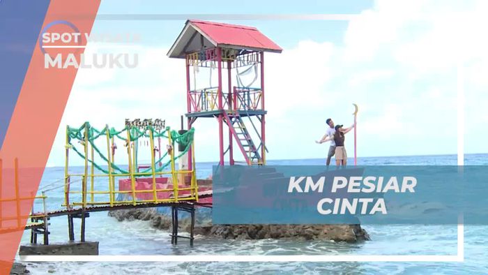 Bermain Seru Di Monumen Kapal di Maluku
