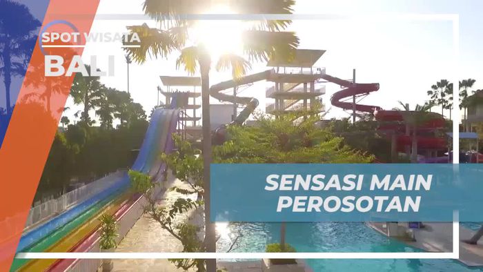 Bermain di Perosotan Besar di Splash Waterpark, Bali