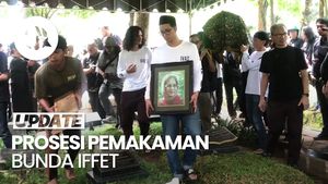 Video: Momen Keluarga SLANK Kenakan Kaus Inisial Bunda Iffet Saat Pemakaman