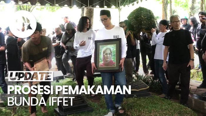 Video: Momen Keluarga SLANK Kenakan Kaus Inisial Bunda Iffet Saat Pemakaman