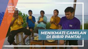 Nikmati Camilan Menggoda Di Bibir Pantai Batu Biru, Nusa Tenggara Timur