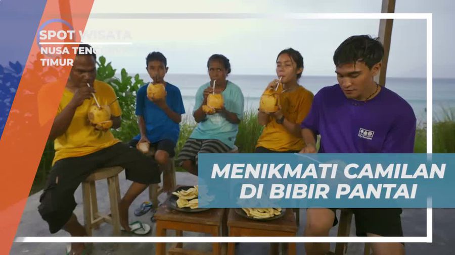 Nikmati Camilan Menggoda Di Bibir Pantai Batu Biru, Nusa Tenggara Timur
