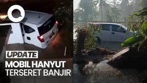 Video: Detik-detik Mobil Hanyut Terseret Banjir di Cianjur