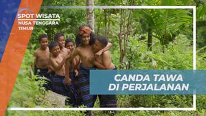 Bercanda Gembira Dalam Perjalanan Mengambil Air di Nusa Tenggara Timur