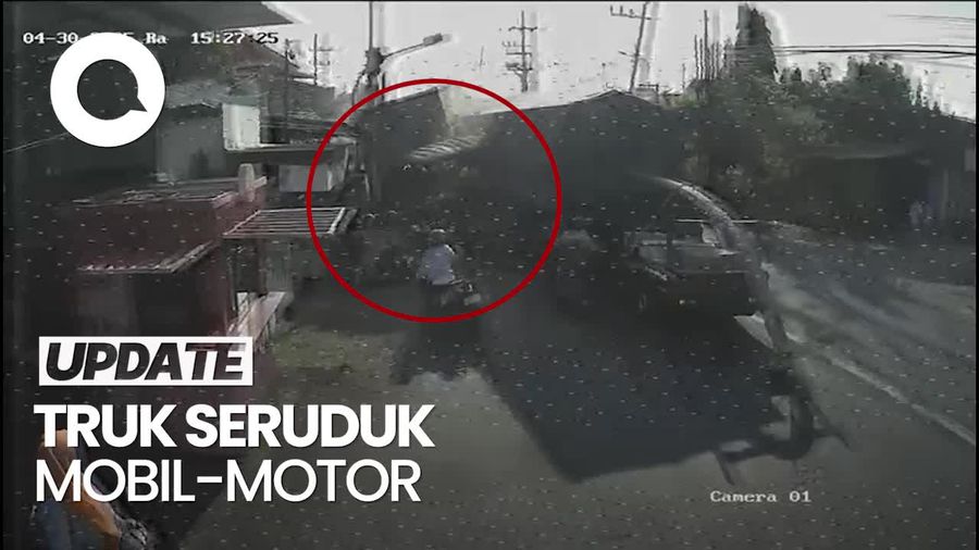 Video Detik-detik Truk Ugal-ugalan Seruduk Kendaraan di Gresik