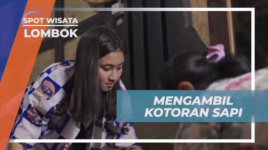 Mengambil Kotoran Sapi untuk Menciptakan Kenyamanan di Rumah Desa Sade, Lombok