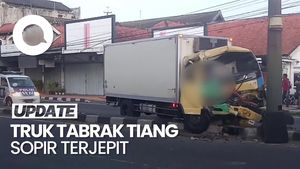 Video: Evakuasi Sopir Truk Terjepit Seusai Tabrak Tiang Lampu di Klaten