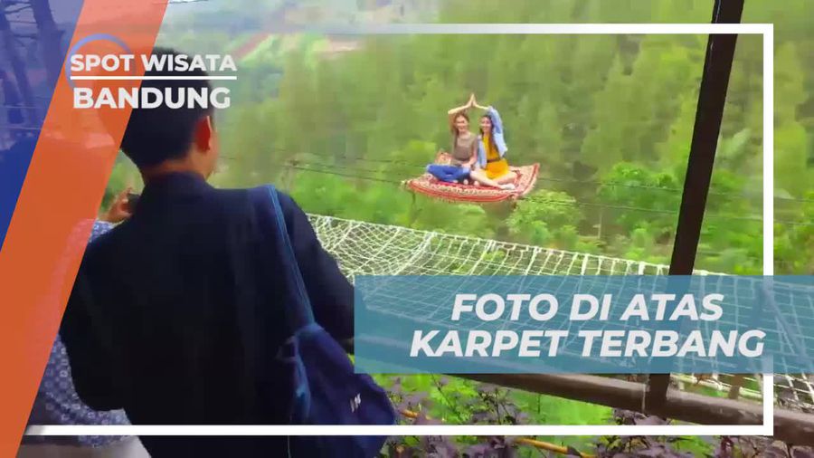Berfoto Ceria di Atas Karpet Terbang, Bandung