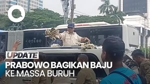 Video: Momen Prabowo Lempar Baju ke Massa Buruh dari Atas Maung